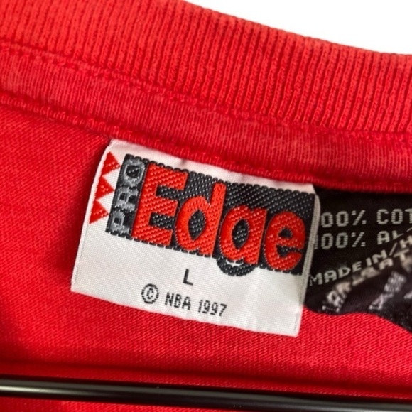 Vintage 1997 Pro Edge NBA Chicago Bulls Men’s Sleeveless Red Graphic Shirt - Picture 2 of 4